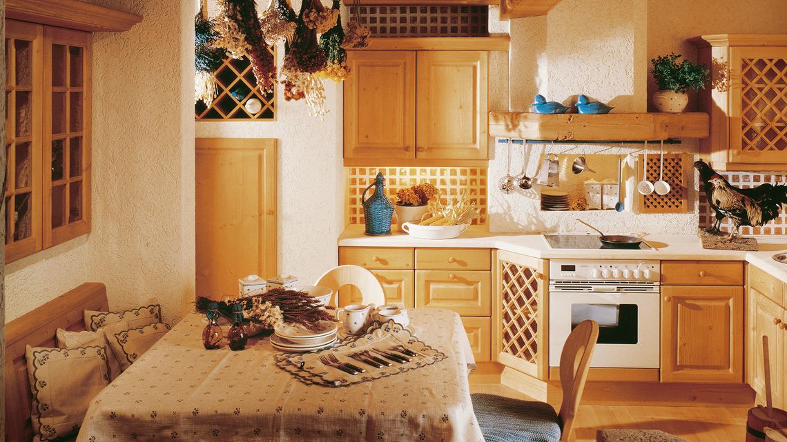 Küche aus Holz im Tiroler Stil